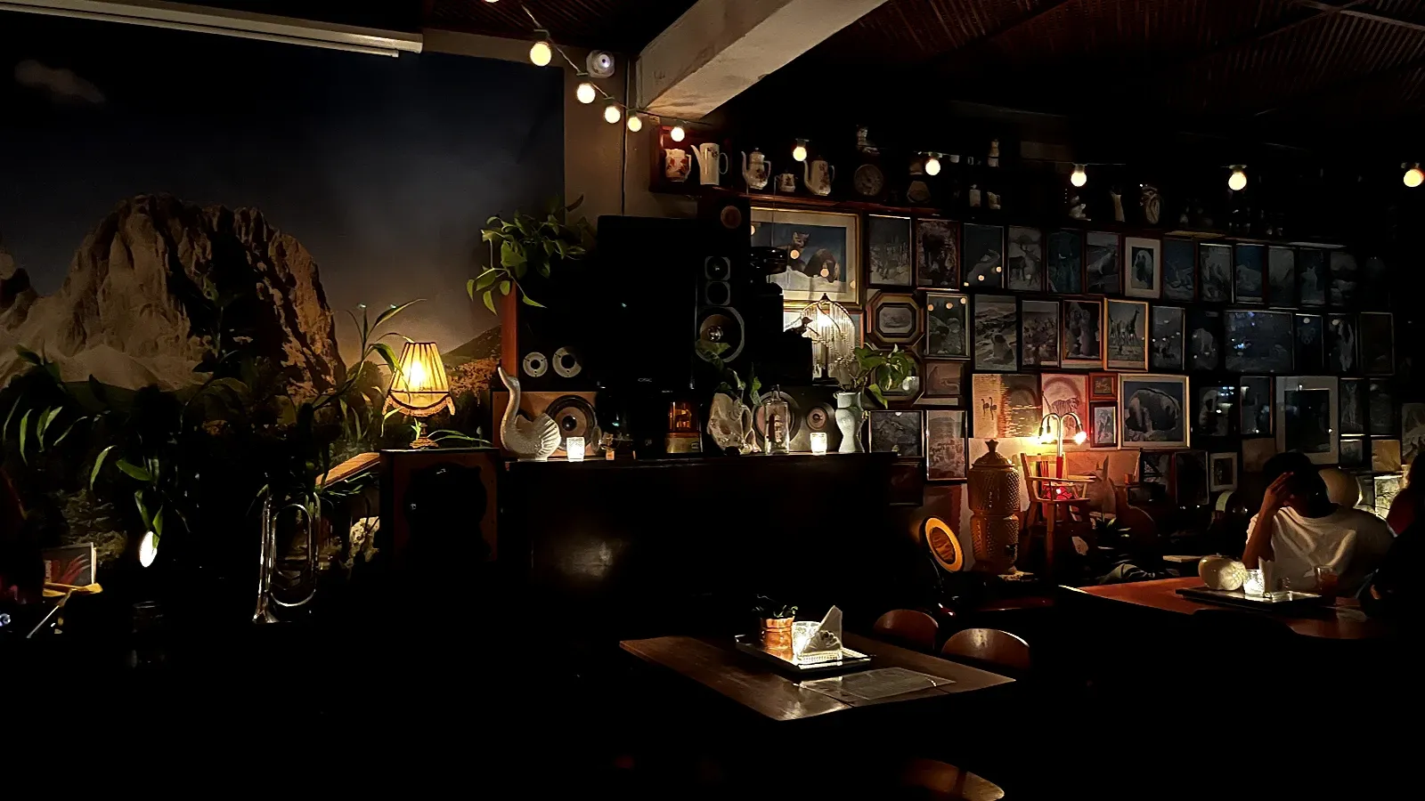 Ambiente interno do bar A Balsa, com iluminação intimista