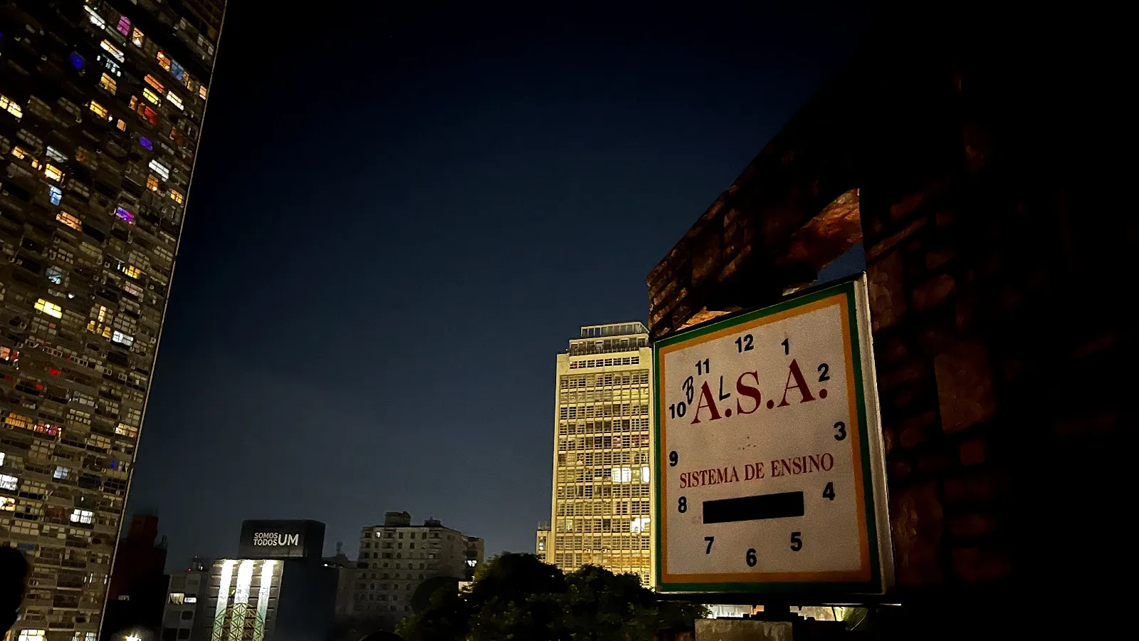 Ambiente externo do bar A Balsa, com vista para edifícios icônicos do Centro de São Paulo