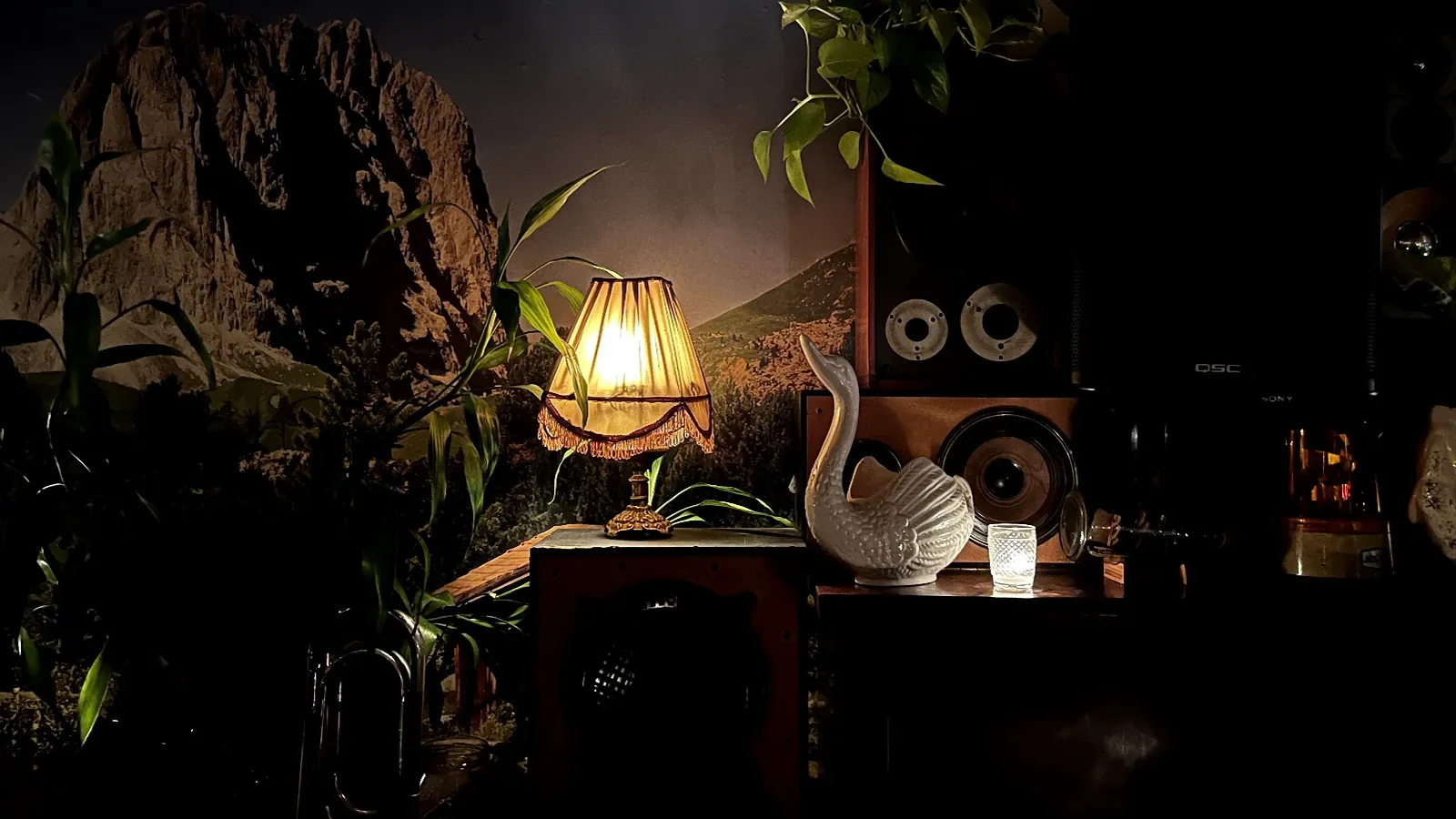 Ambiente interno do bar A Balsa, com iluminação intimista, detalhe de decoração