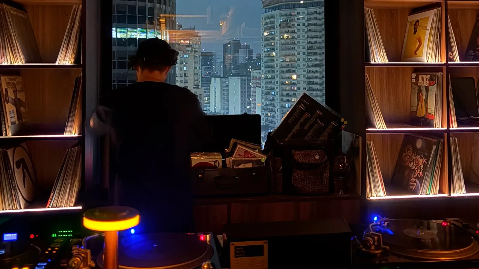 Ambiente interno do Matiz Bar, com dj-set