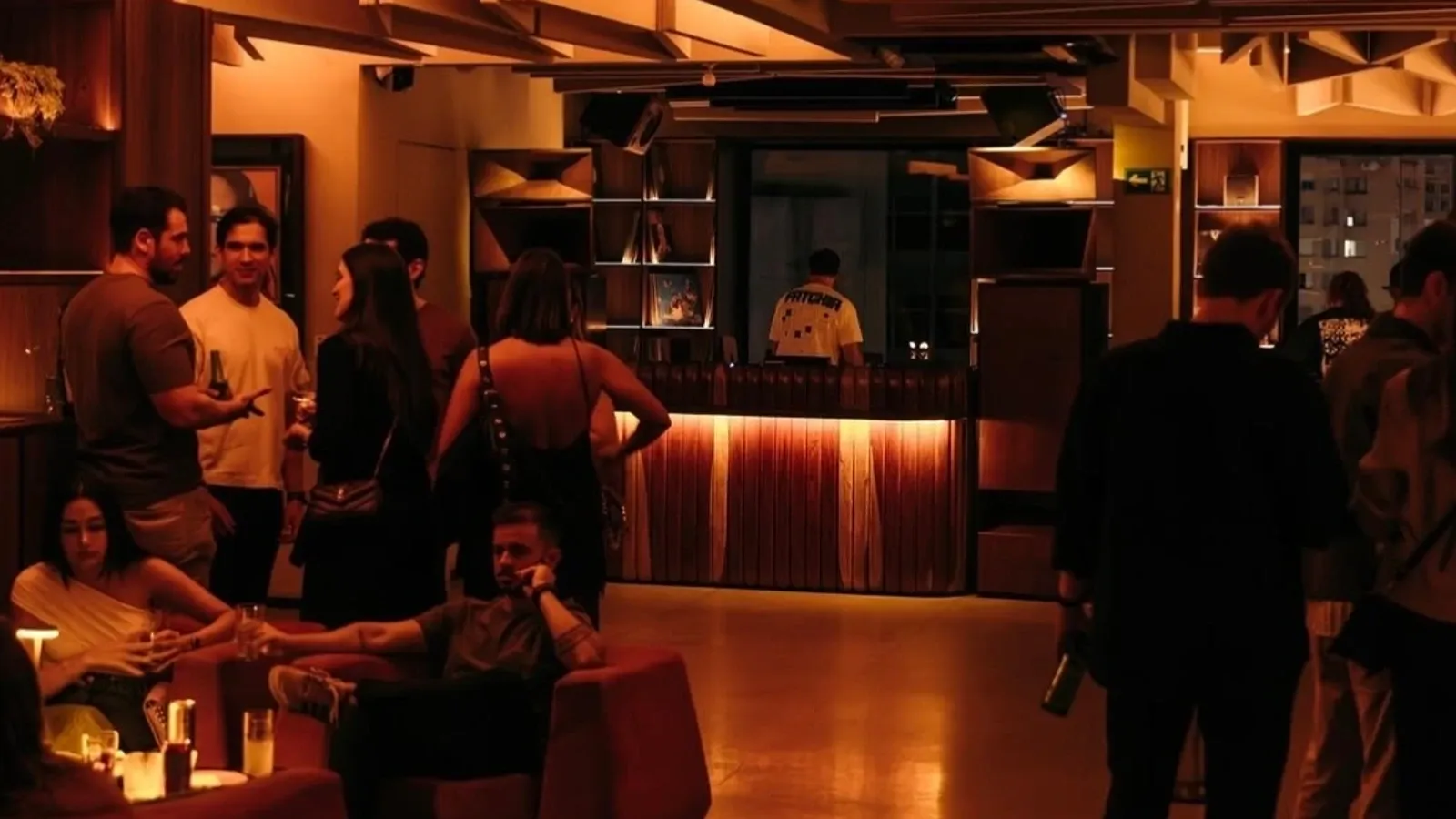 Ambiente interno do Matiz Bar, com luz intimista